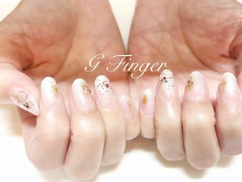 お正月を意識したホワイトネイル