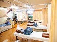 石山整骨院の雰囲気（【内観】カーテン付き半個室で周りを気にせず受けられます。）