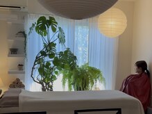 リフレッシュサロン シュクレ(Sucre)の雰囲気（グリーン 間接照明 静かなピアノJazzが流れるプライベートサロン）