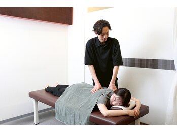 ドクタースマイル バイ カラダカイカク 本通り店(Dr.Smile)/全身整体（肩回り）