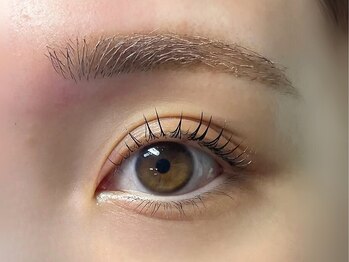 サインポスト 池袋東口店(sign post)/平行アーチ眉×Cカールで上品に