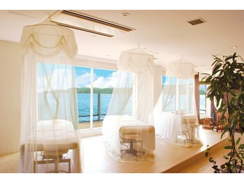 ロイヤル ボディ コンシャス(Royal Body Conscious)/海を眺めながら、リラックス…