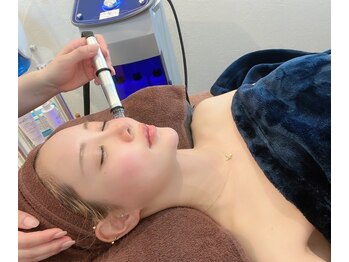 カルア(CALUA)の写真/美容大国・韓国美容皮膚科で採用のマシン導入＊3種の美容液で毛穴のざらつき、汚れをごっそり除去＊