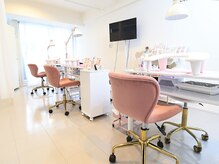 白とピンク基調のプライベートサロンです♪
