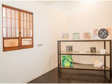 カホ(caho)の雰囲気(絵画の展示も行っています。ご来店時にご覧ください。)