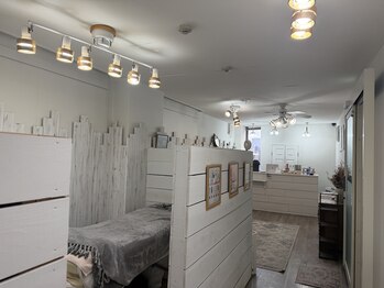 ミンクスタイル 高田馬場店(Mink style)の写真/半個室施術/ふかふかベットでゆっくりとした時間をお過ごしください/高田馬場予約数TOPクラス