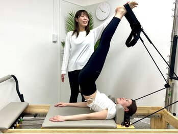 博多パーソナルマシンピラティス オカゲ(OKAGE)の写真/【マンツーマン指導】女性トレーナーによるパーソナルマシンピラティス◎個室空間で初めての方も安心！