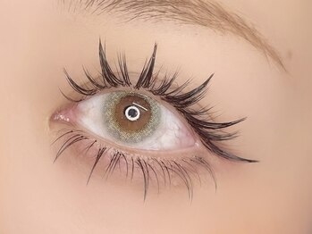 ティティア(Titia)の写真/お客様の目元に合わせ唯一無二のデザインを◎持ち×デザイン×仕上がりの美しさに徹底的にこだわりを。