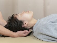 ワジマ整骨院の雰囲気（施術：首・肩の緊張をほどいて、呼吸しやすい状態へ整えます。）
