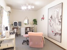 天使のしずく 八幡西区 本店の雰囲気（ふかふかソファーベッドとシンプルな空間が落ち着くと好評です♪）