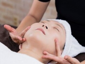 【揉まない整体】頭蓋仙骨療法 小顔矯正 bi-cho-骨/施術イメージ