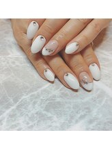 ルクシア(Luxia)/綺麗めホワイトネイル☆