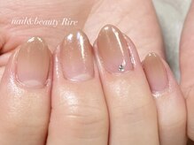 リル(Rire)/ベージュのグラデーションネイル