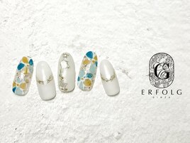 鮮やかなフラワーネイル