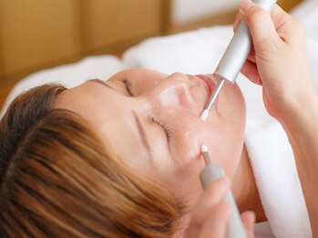 ココリッチ(KoKoRichi)の写真/特殊な低周波で一つ一つの表情筋をしっかり捉え,現在～未来のたるみ・シワへアプローチ!引き締まった小顔へ