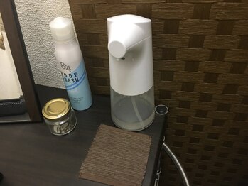 太陽整体室/更衣室の自動アルコールスプレー