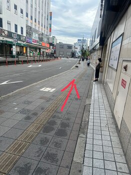 プラチナムドール 枚方店(PLATINUM DOLL)/道路の右側を歩いて直進します