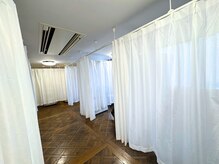 白基調の清潔な店内で施術を受けて頂ける◎広々とした店内でまつげパーマやパリジェンヌ,マツエクの施術を!