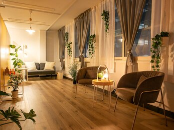 ホーリーフ(Ho-leaf)/受付と施術後のソファー席