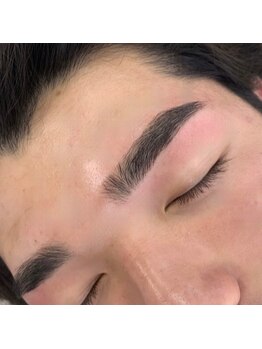 ブリック(BLICK)の写真/メイクやパーマがなくても自眉を活かした綺麗な毛流れ再現が得意！左右の調整などお任せ♪眉毛特化サロン★