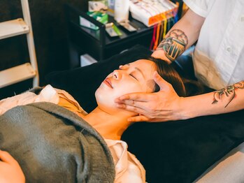 ハリユナイテッド 原宿鍼灸 整体院(HALI UNITED)/施術風景(美容鍼)