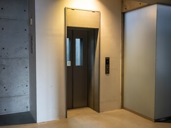 スリープ(thReep)/サロンは建物5階にございます