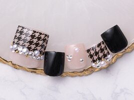 ブラックの千鳥柄フットネイル