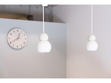 あめのみ整体院/受付・照明