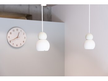 あめのみ整体院/受付・照明