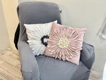 ネイルアディクション (NAIL ADDICTION)の雰囲気（ふわふわソファーでTVを見ながら施術が受けられる♪）