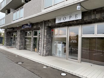 ホープ(HOPE)/向かって3番目が当サロンです