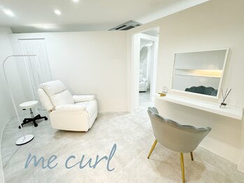 ミーカール 柳津店(me curl)の写真/【人目を気にせずリラックス】個室の空間で理想のまつ毛を叶える♪白を基調とした清潔感溢れるサロン☆