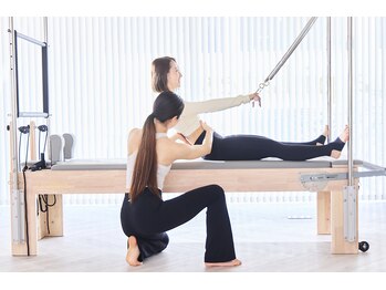 ラ ピラティス 名駅店(la pilates)の写真/《整体師が監修》仕事や家事等で腰がつらい方へ。ピラティスで正しく伸ばして整え、疲れにくい身体へ◎