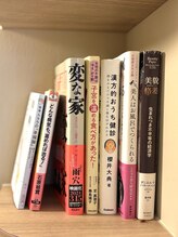 チル(Chill)/棚の本はご自由にお読みください