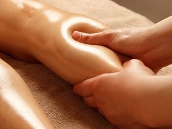 レビーリズ バイ サロンリーナ(Revie Liz)の写真/下半身集中☆セルフケアではなかなかスッキリしないむくみ脚に◎オールハンドでしっかり流してむくみ解消！