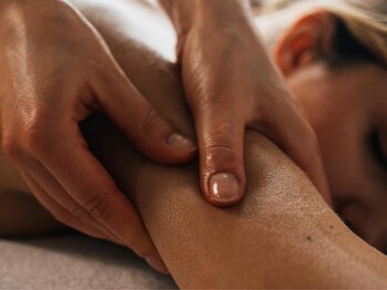 フェムケア東京 表参道店の写真/【表参道｜短時間で解決】首肩こり/腰痛の緩和◎深層筋膜×Detoxリンパマッサージで