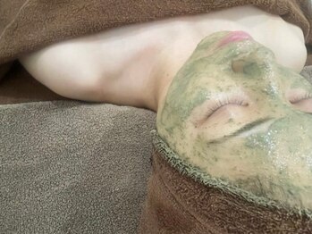 サロンドティアラ(salon de TIARA)の写真/どんな肌質の方もオススメな剥離しないハーブピーリングで本格的な肌質改善を◎陶器のような滑らかな肌に♪