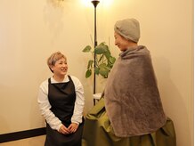 おしゃべりしながらよもぎ蒸しを楽しんでください。