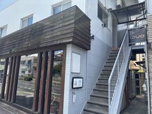 デュオ(DUO)の雰囲気(階段降りると右美容室ラサ・サヤンで進むと駐車場があります)