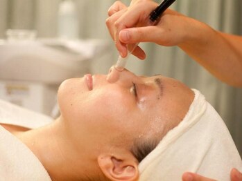 高興リラックス空間 新宿東口店/毛穴深部の汚れ洗浄