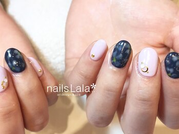ネイルズ ララ(nails Lala)/シックなフラワーネイル