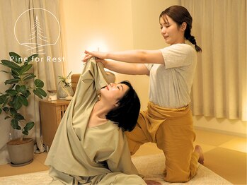 パインフォレスト 新宿(Pine for Rest)の写真/【夜22時まで営業】本格タイ古式マッサージで首肩コリをスッキリ解消！気になる箇所へ重点的にアプローチ◎
