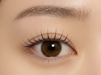 ユニ 三鷹(Uni)の写真/作り込みすぎない「抜け感」が鍵。柔らかな毛質と絶妙な束感で旬の目元に。