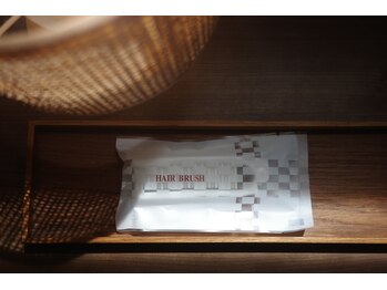 こころととのう/使い捨てのクシをご用意