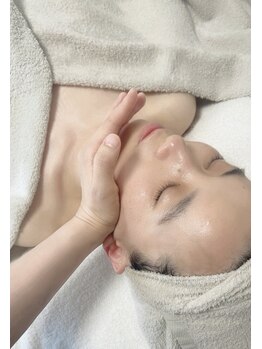 サロン ド アヤ(salon de Aya)の写真/人気No1【30代からのシワ,たるみケア】女性ホルモンを促すオイルで背面よりマッサージ[小顔×リフトアップ]