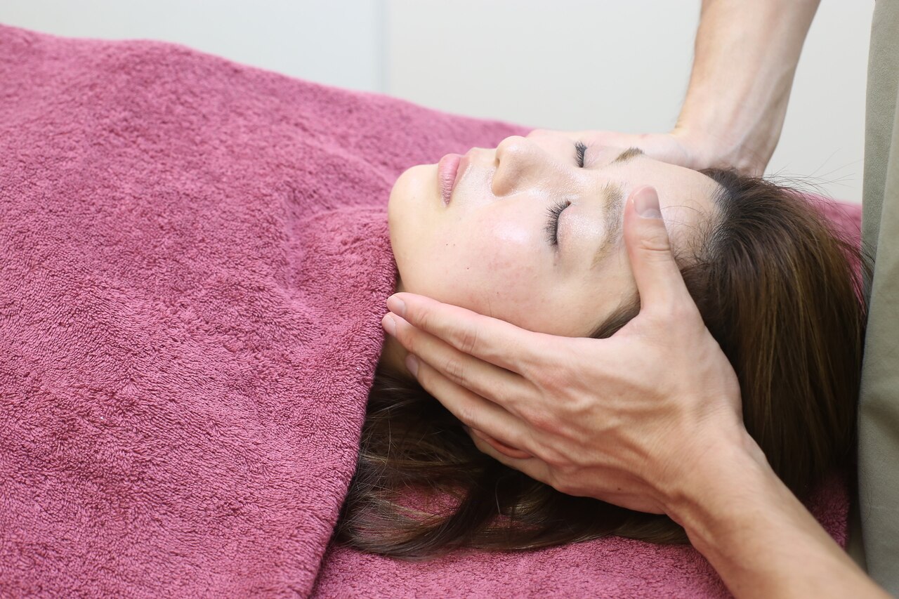 3月限定先着10名　兵庫唯一KADOMORI認定　小顔＋頭骨矯正\14300→\5500姫路