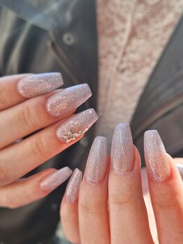 ウルステラ(ulstella)/ラメが可愛い春ネイル