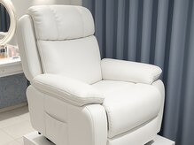 ルーヴル ネイルアンドアイラッシュ 生駒(LOUVRE nail&eyelash)の雰囲気（寝心地抜群のリクライニングチェアで腰が痛くなりやすい方も安心）