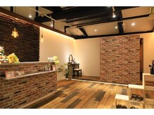 カラーリリー アンド ユン(Calla lily & yun)/木の温もりがある広々とした店内