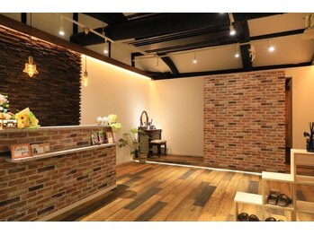 カラーリリー アンド ユン(Calla lily & yun)/木の温もりがある広々とした店内